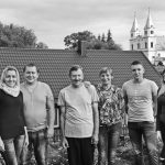 Įstūmę į finansinę duobę, rekomenduoja… didinti algas