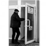 Mamos ašaras džiovina viltis ir troškimas pagelbėti sūnui