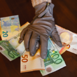 Vairuotojus į neviltį varo po žiemos asfalte atsirandančios duobės