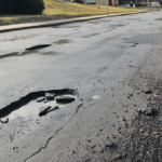 Eina tais pačiais mamos takeliais…