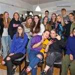 Vilniuje – pasvalietiška eglė iš 2023 porų rankomis megztų kojinių ir pirštinių