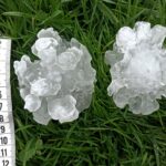 Stovintis tarp dangaus ir pragaro vartų