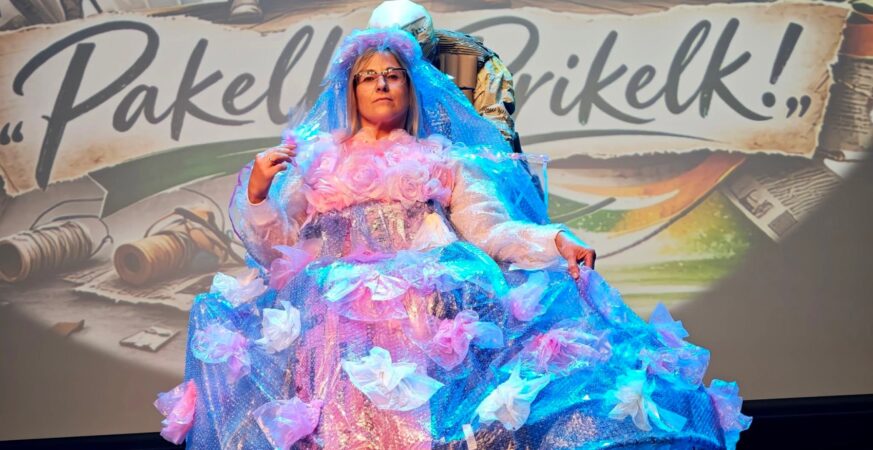 Netradicinės mados festivalyje „Pakelk! Prikelk!“ Pasvalyje demonstruojama suknelė, paslėpusi neįgaliojo vežimėlį.